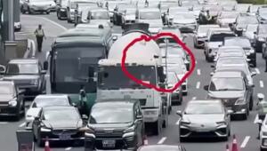 Дорожный контроль в Китае пытается словить двухколёсного нарушителя, но тот сдаваться не спешит