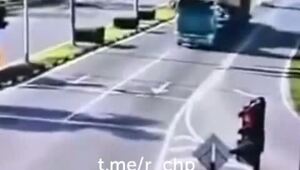 Товарищи перевозчики, крепите груз как положено, а то получится как с Мелинтангом Мамувасом и Тан Гаваном