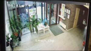 "Живой, немножко крови только потерял", - пишет подписчик, приславший (спасибо) кино неудачного выхода на свежий воздух из подъезда