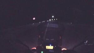 В тему верхнего поста есть материал, но там даже с задранной экспозицией разглядеть засыпанную левую полосу трудно