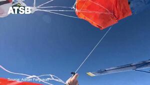 Достойные кадры из австралийского Квинсленда, где утром 20 сентября группа из 16 парашютистов проводила тренировку по созданию фигур (формаций) в небе