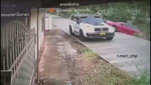 "Прекрасная лаосская женщина также отправилась навестить свою прабабушку", - перевод с лаосского