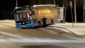 Электробус покатился по своим делам, но водитель как истинный профи все это время был рядом с ним