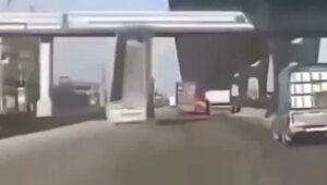 В Тайланде грузовик демонтировал пешеходный мост