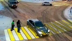 Водитель буханки ехал на желтый, мальчишка тоже был не из терпеливых