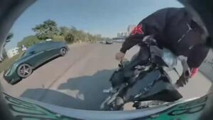 В Китае челик на мопеде поссорился с водителем автомобиля и хотел пнуть тачку в дверь с ноги