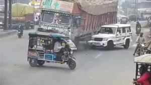 В Индии водитель внедорожника опасно подрезал фуру — столкновение оказалось смертельным, выжить ему не удалось