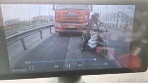 Водитель фуры немного подзабыл, что перед ним остановился мот