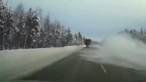 На трассе М8 водитель Mitsubishi спровоцировал ДТП и скрылся