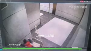 Да ладно, пусть поиграет, что плохого может произойти в абсолютно пустом помещении