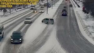 В Улан-Удэ машину занесло на встречку на скользкой дороге