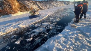 Сегодня на Байкале под лёд ушла "буханка" с туристами из Китая