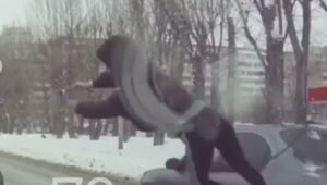 В Тюмени мама с ребенком решила срезать маршрут, до перехода не дошла 50 метров