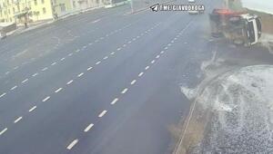 Водитель мусоровоза пытался уйти от столкновения и положил машину на бок