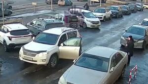 В Красноярске 13-летняя школьница поскользнулась и попала под машину — её протащило на несколько метров