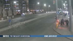 В Гомеле пара зумеров на одном самокате решили пересечь дорогу на красный свет