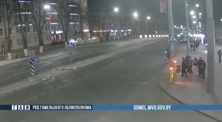 В Гомеле пара зумеров на одном самокате решили пересечь дорогу на красный свет