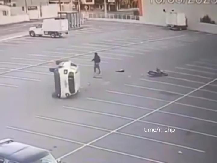 При виде мотоциклистов теряет координацию