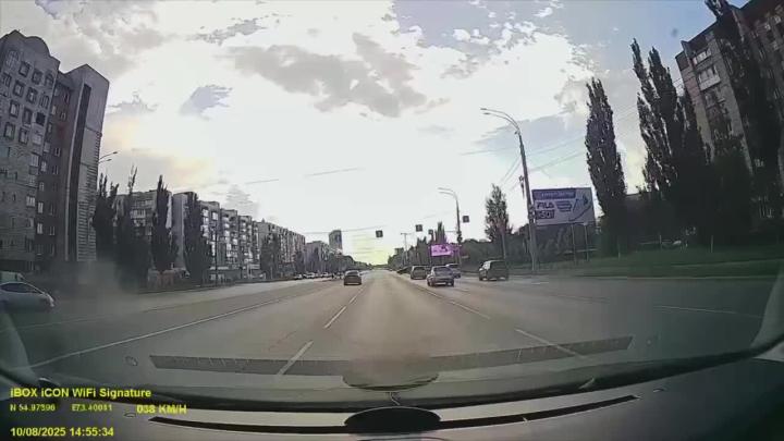 Интересно, как он водит зимой, если его по асфальту так мотает