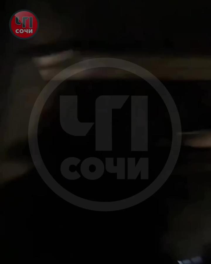 Водитель такси не соблюл дистанцию, вовремя не среагировал и въехал в мотоциклиста