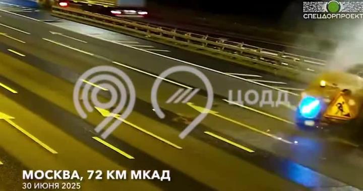 Водитель слишком поздно увидел перед собой поливальную машину