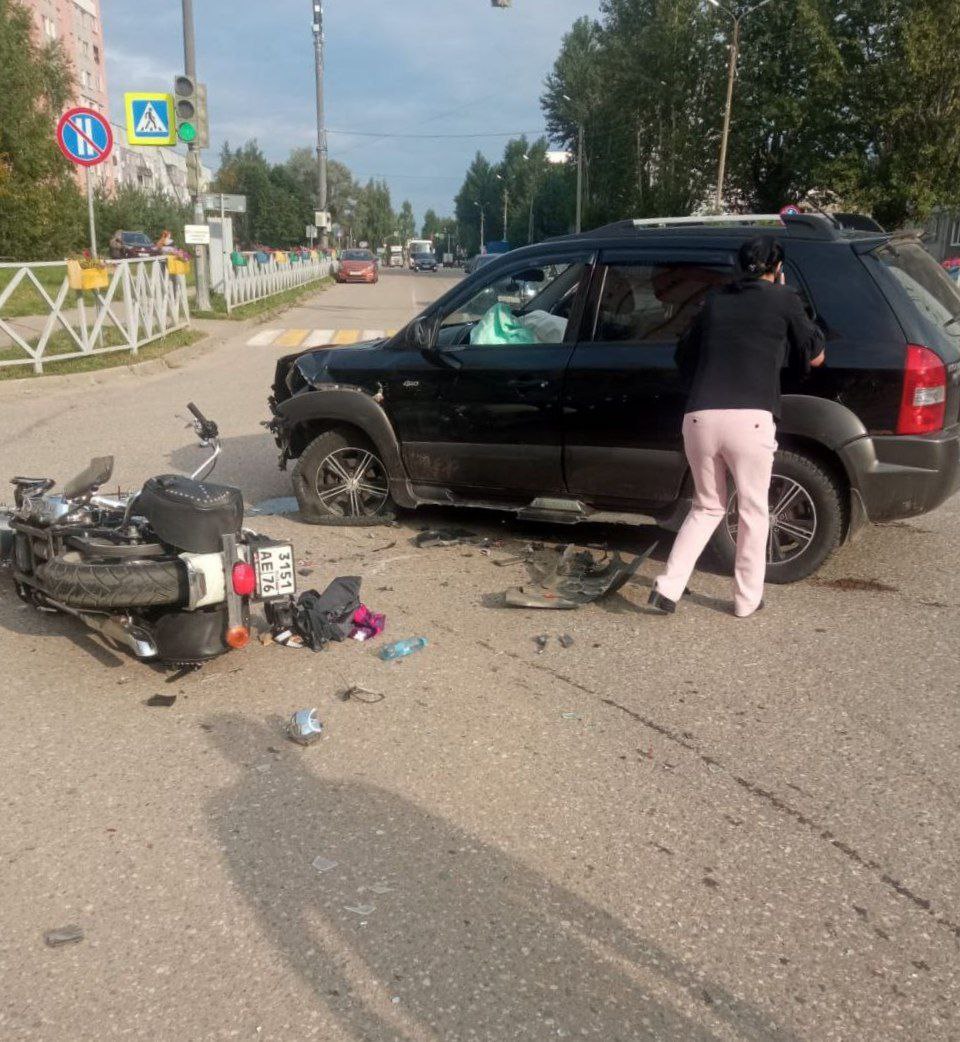 В Тутаеве на улице Советской женщина за рулем автомобиля Hyundai, совершая маневр поворота влево, не пропустила мотоциклиста, который ехал по главной