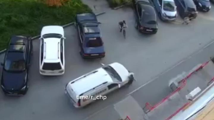 Вчера вечером на улице Антона Макаренко в Новосибирске 21-летний водитель "Ларгуса" сбил 10-летнего велосипедиста