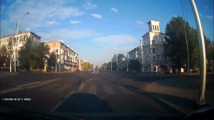 В Луганске минивэн решил проскочить на красный