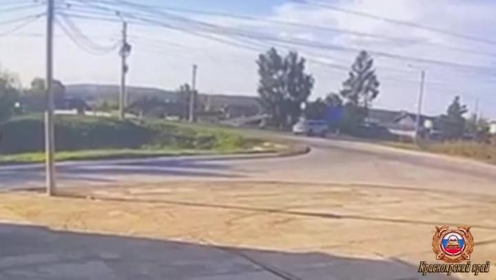 Водитель автомобиля при повороте налево не предоставил преимущество в движении и допустил столкновение с мотоциклом Хонда
