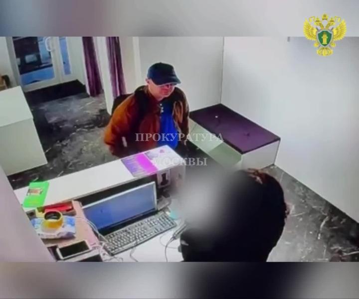 36-летний мужчина зашел в один из пунктов выдачи заказов в 3-м Нижнелихоборском проезде и, угрожая 17-летней работнице пункта ножом, потребовал отдать ему материальные ценности