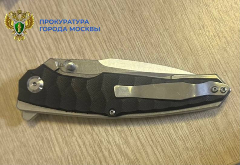 36-летний мужчина зашел в один из пунктов выдачи заказов в 3-м Нижнелихоборском проезде и, угрожая 17-летней работнице пункта ножом, потребовал отдать ему материальные ценности