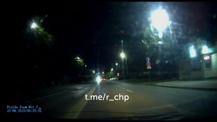 Переходить дорогу на красный свет очень опасно