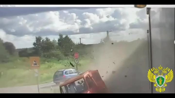 На железнодорожном переезде в поселке Дорожный Калининградской области вчера утром водитель автомобиля попытался опередить поезд