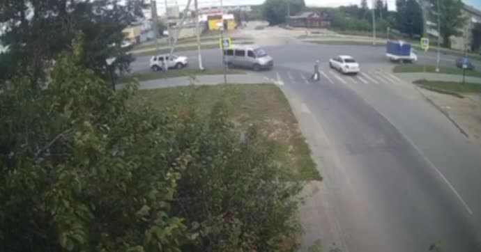 35-летняя водитель автомобиля в Липецке, при выезде со второстепенной дороги, не уступила дорогу мотоциклисту и спровоцировала ДТП