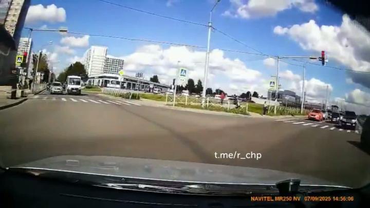 Вчера днем в Дзержинском районе Новосибирска 38-летний водитель Hyundai сбил на переходе велосипедиста и его приятеля