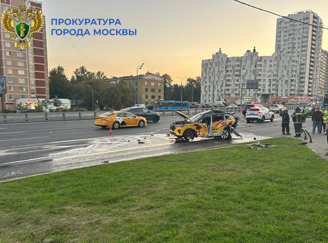 На улице Мневники произошло столкновение автомобиля марки «БМВ» и такси, которое в последующем произвело столкновение с автобусом