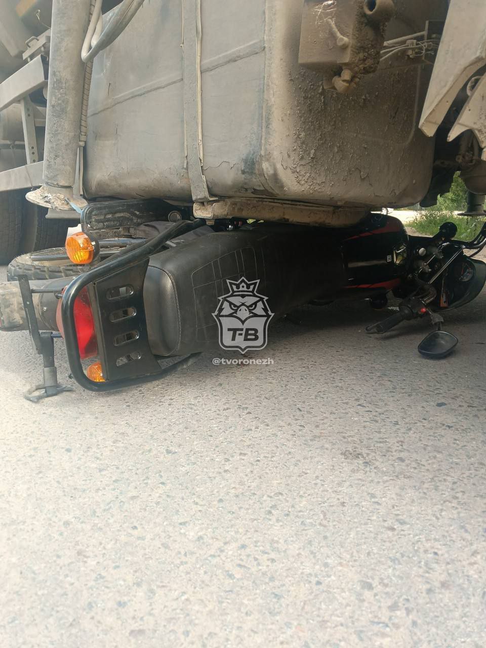 Ехал на мотоцикле и по правой стороне начал обгонять КамАЗ