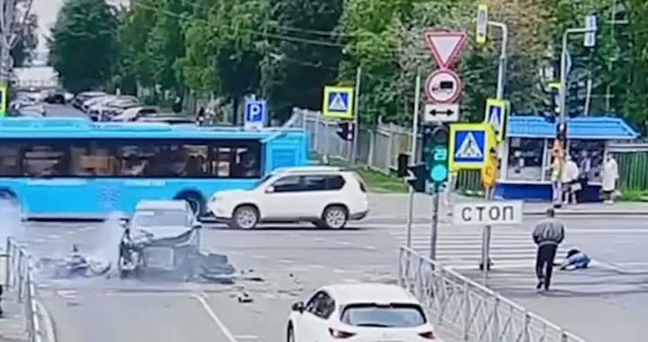В Архангельске водитель не пропустил байкера при повороте налево