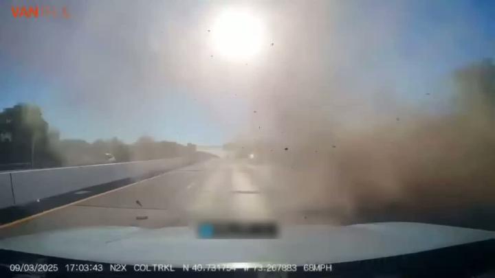 Над дорогой пролетела помеха справа