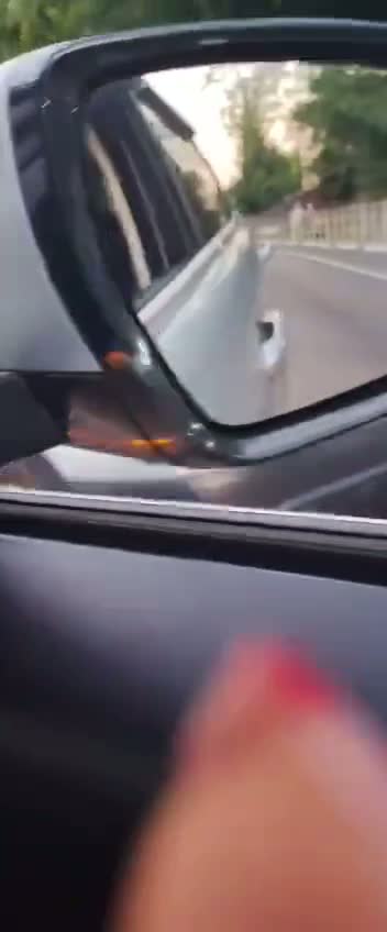 Водитель скутера двигался по правой полосе, опережая поток