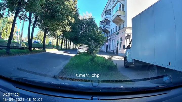 Час назад в Коломне Дон Газельеро сбил мужчину на тротуаре, когда подъезжал к месту разгрузки на улице Октябрьской Революции