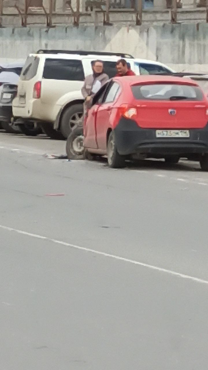 У тебя дымит чего-то машина!