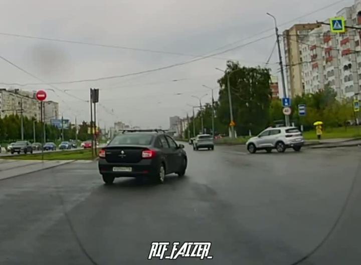 Водитель решил развернуться в неположенном месте, но потом передумал
