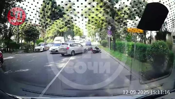 В Сочи водитель автомобиля, выезжая со второстепенной дороги, сбил скутериста, который ехал по главной