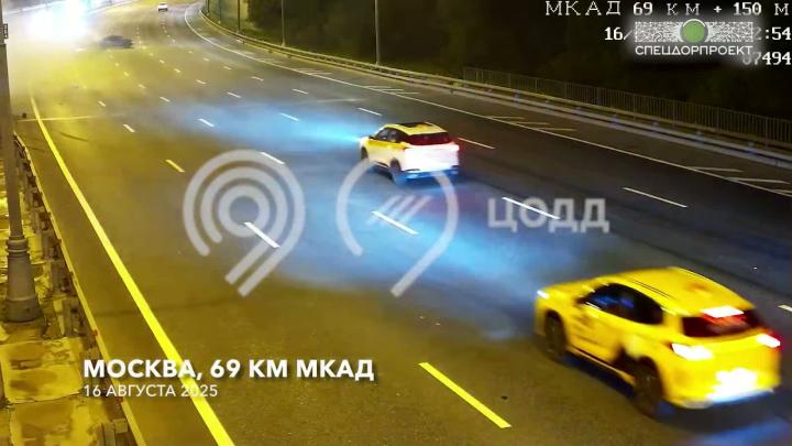 Искрометный подкат

Снято ночью 16 августа на 69-м километре МКАД