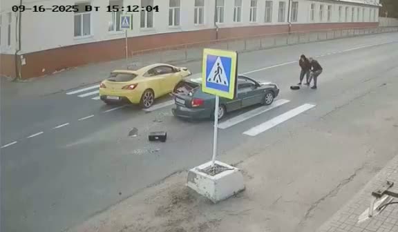 Один остановился пропустить пешеходов, второй приехал ему в зад