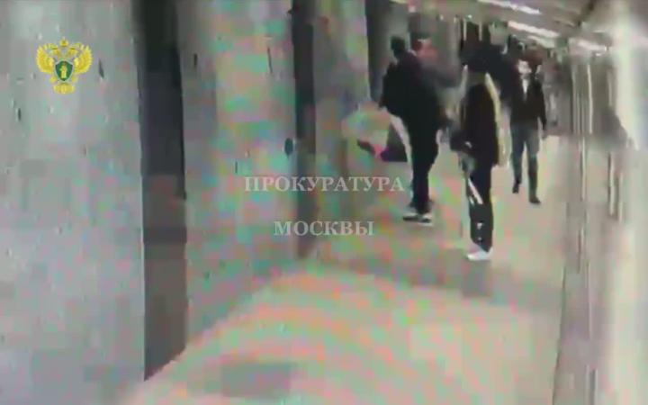 В подуличном переходе станции «Варшавская» Московского метрополитена злоумышленник развязал конфликт с ранее незнакомым мужчиной