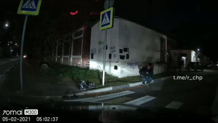 Вчера вечером в Твери 32-летний байкер не заметил знак "Уступи дорогу" и совершил столкновение с автомобилем Volkswagen под управлением 21-летнего водителя