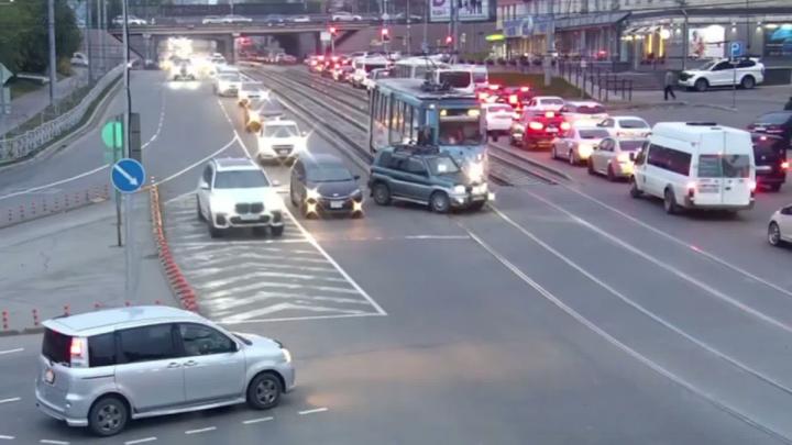 Вчера вечером в Улан-Удэ, на том же месте, где шесть дней назад отметился другой любитель слепых разворотов