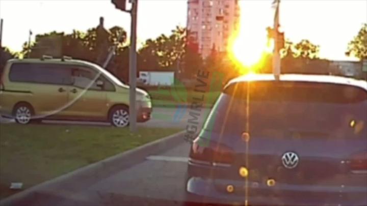 В Краснодаре водитель чуть не устроил ДТП, а после ещё и агрессивно вёл себя по отношению к другому водителю